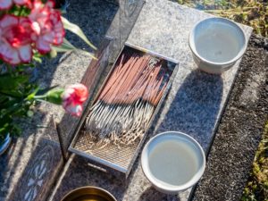 お墓参りでお線香をお供えする本数に決まりはあるの？◆意味や宗派による作法・マナーを紹介◆