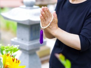 お墓参りに何を持っていくとよいの？お供え物・道具・お手入れ用品に分けて持ち物をご紹介