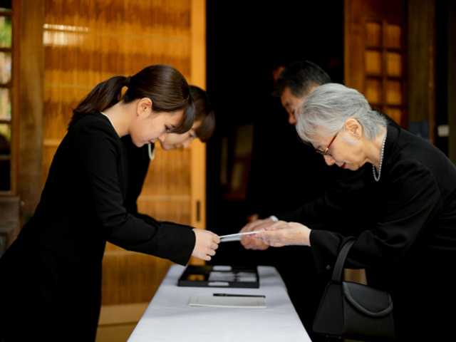 通夜や葬儀の場にふさわしいお悔やみの言葉とは〜マナーやNGワードを紹介〜