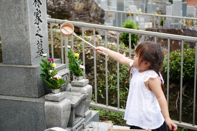 お墓参りはいつ行ってもいいの？適切な時期とは