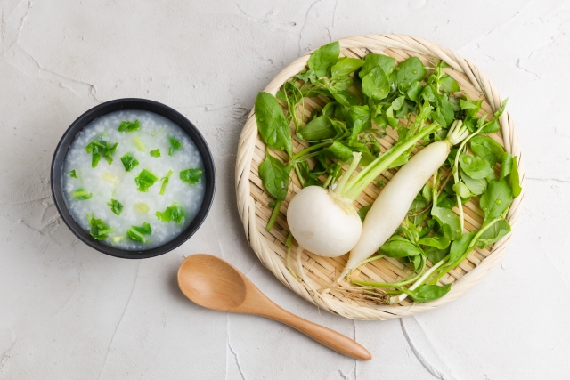 七草粥を食べる「人日の節句」っていつ？起源や七草粥の由来、受け継がれる風習などを解説します