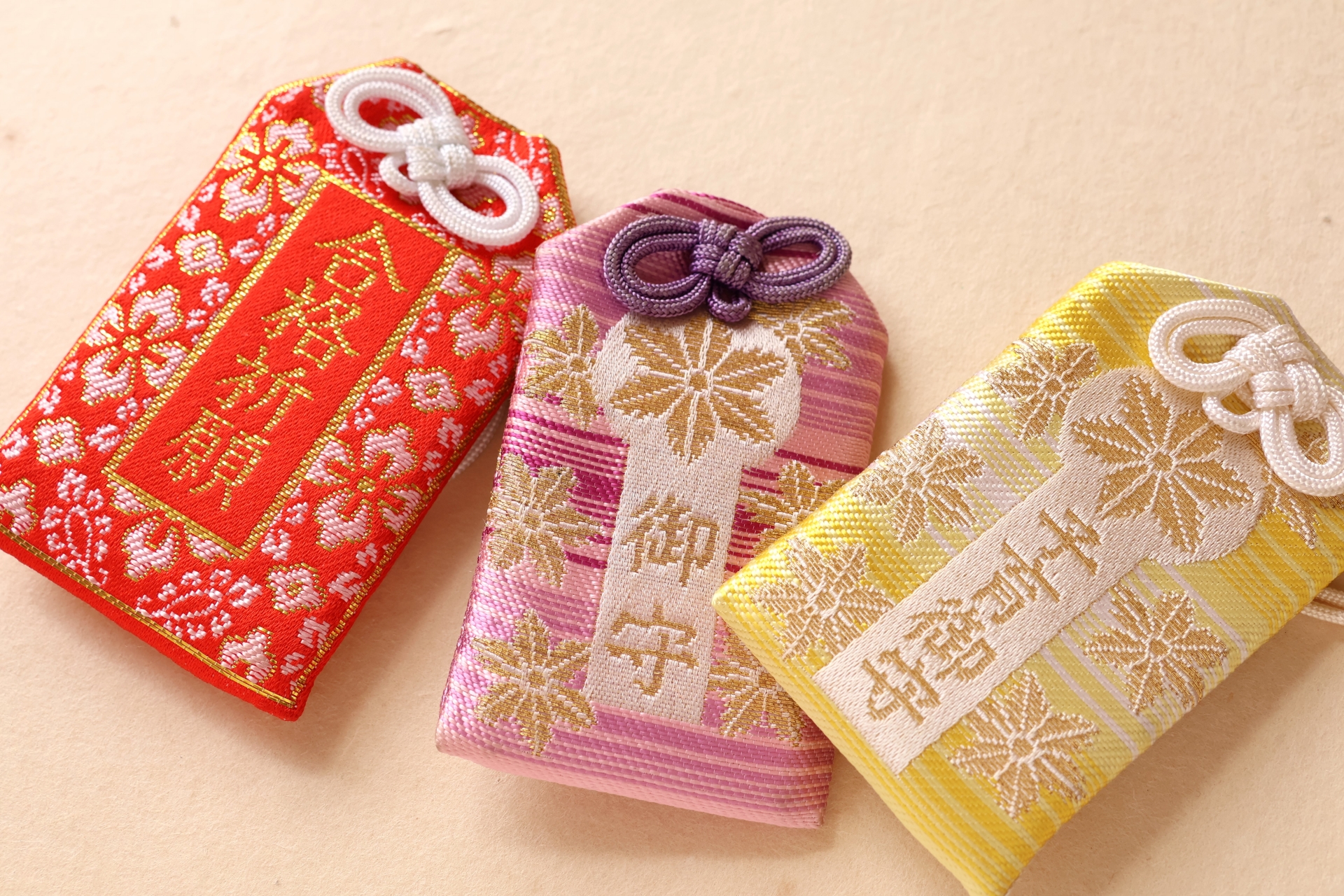 お寺と神社でお守りに違いはある？意味・扱い方・返納までやさしく解説