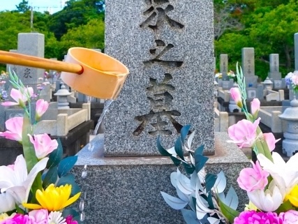 お墓参り・お墓掃除で、お墓に水をかけるのはOK？NG？〜水をかける際の作法や習わしも解説します〜