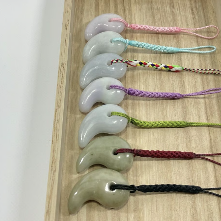 <パワーストーン翡翠の勾玉お守りストラップ販売ページはこちらから>「ohakakiwame～オンラインショップ～翡翠お守りストラップ」