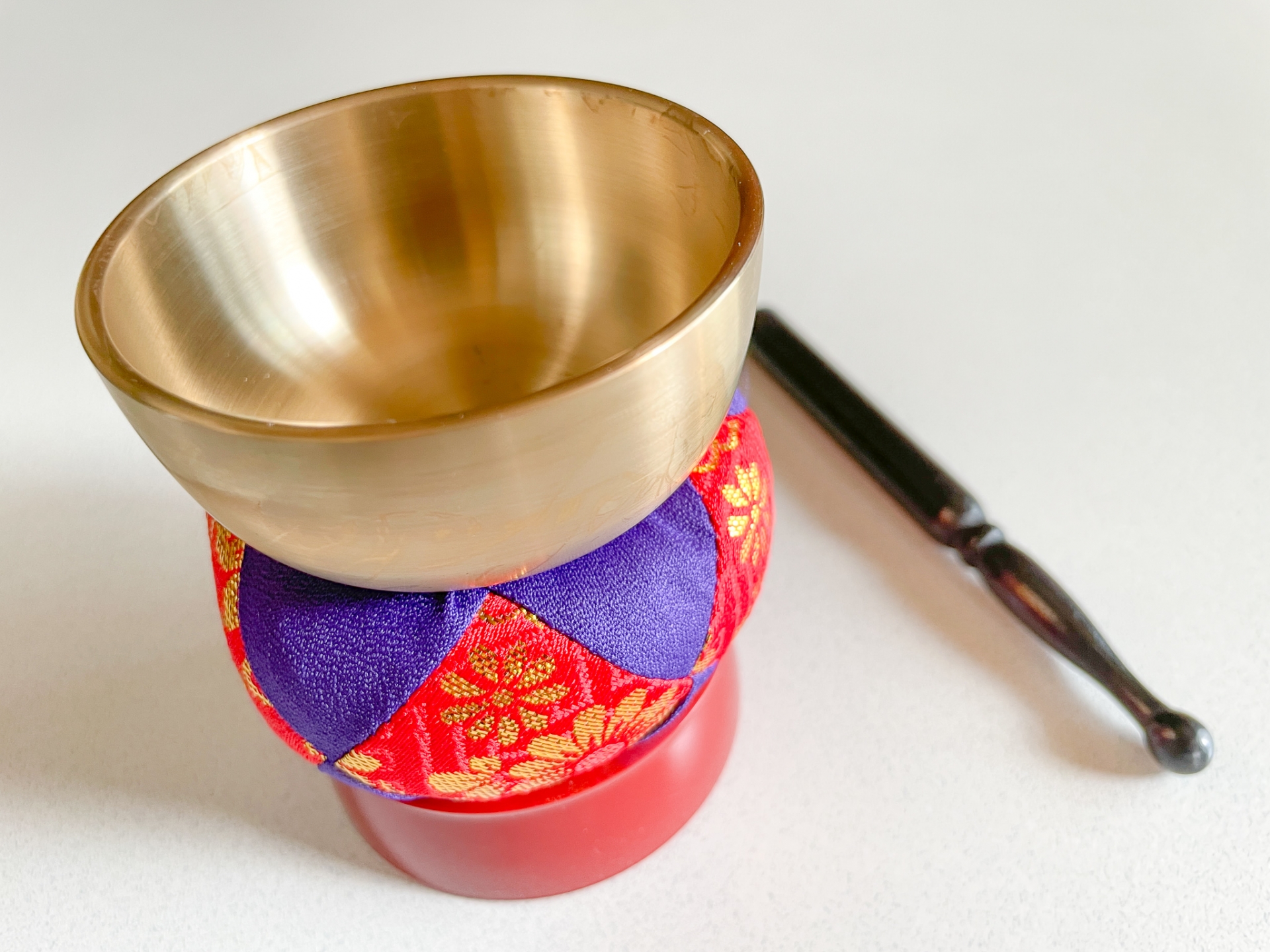 おりんはどう鳴らすのが正しい？おりんの基礎知識と心地よい音色を解説します