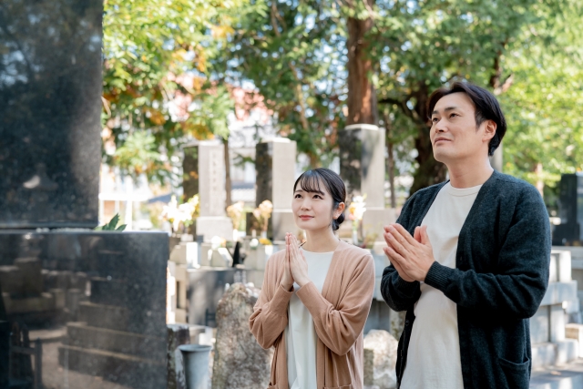 友人のお墓参りに行きたい時はどうする？事前連絡やお供え物、気をつけたいマナーを解説