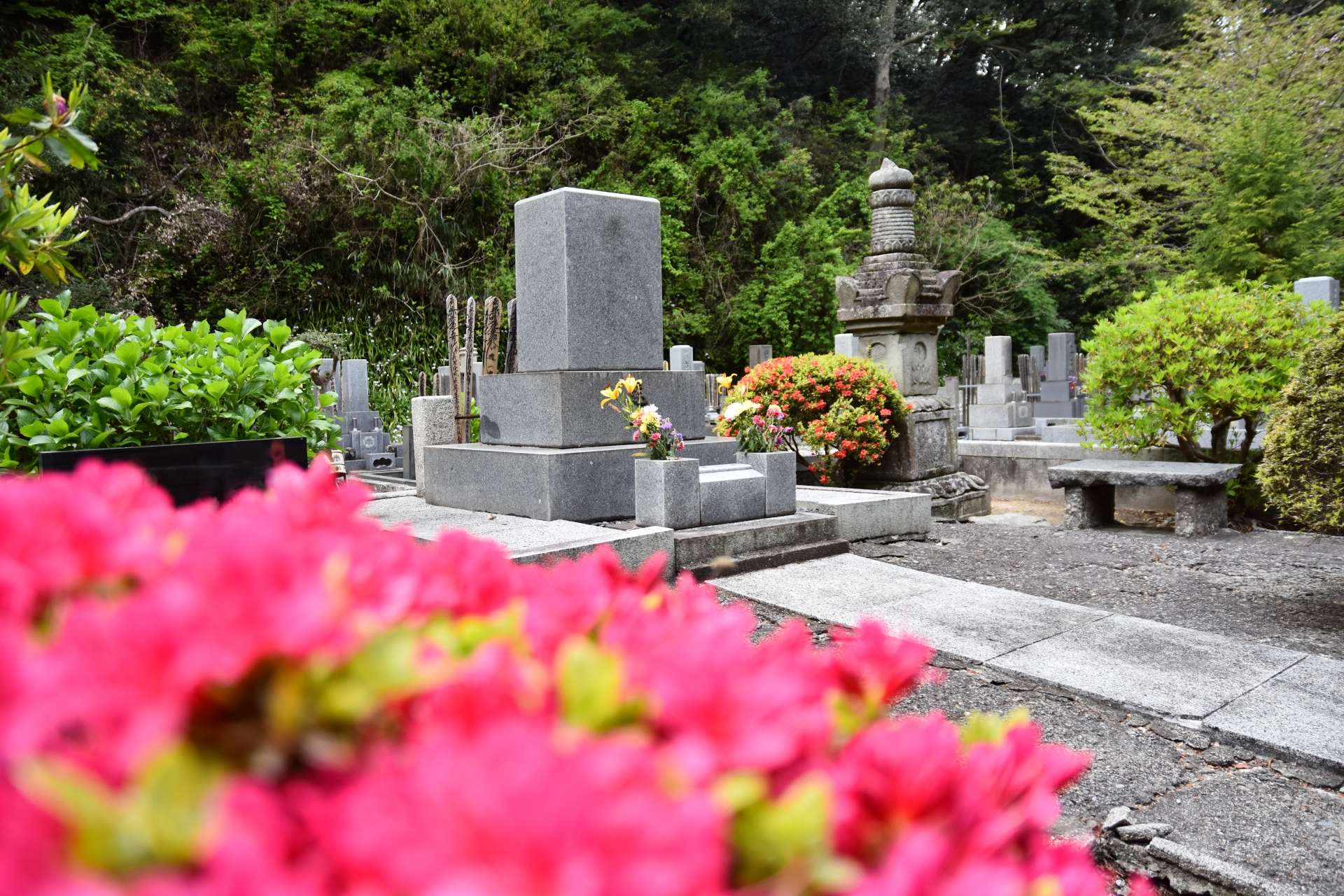 【納骨室（カロート）の種類別】納骨の方法・墓石の動かし方や注意点を詳しく解説します