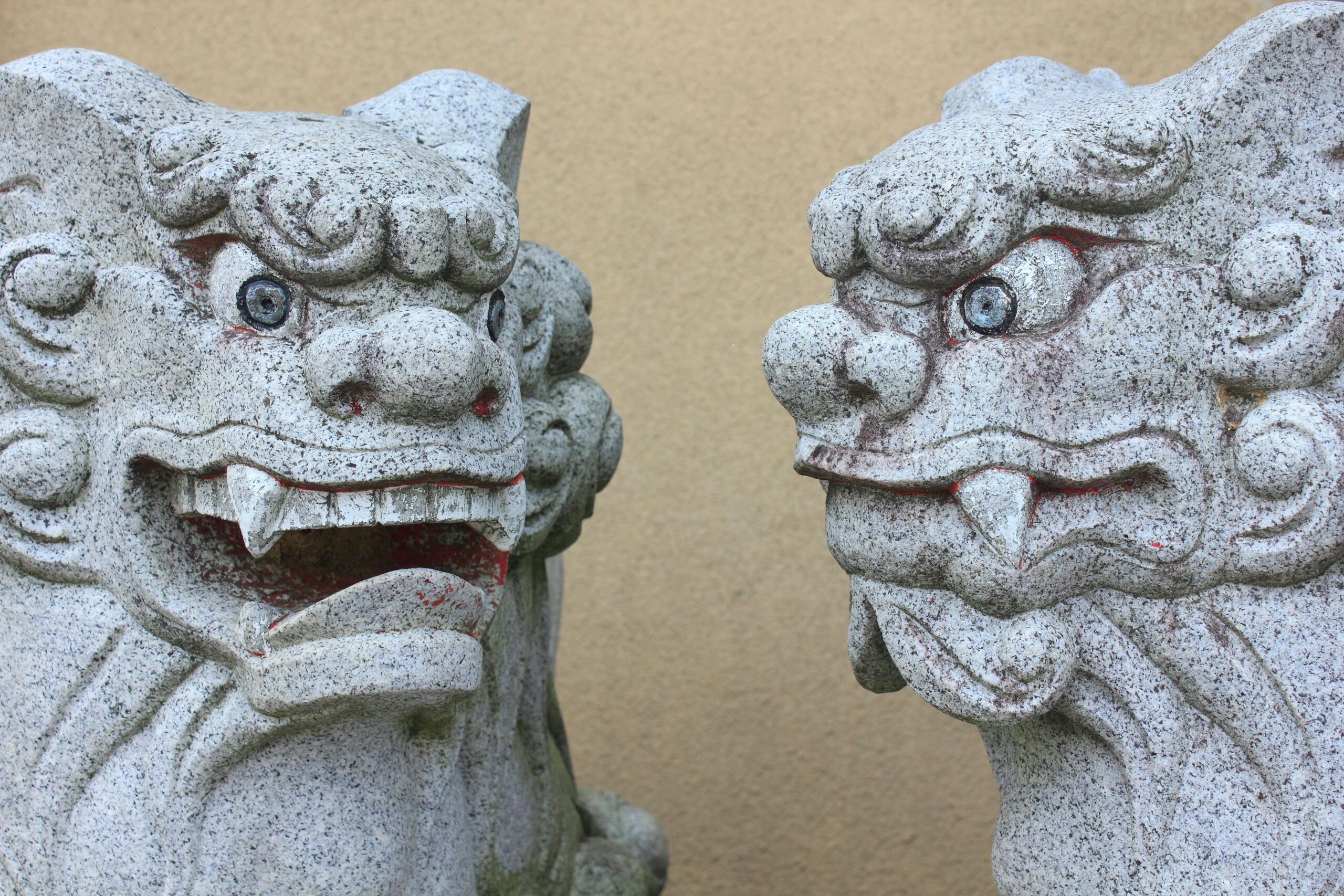 実は左右で違う？神社で見かける「狛犬」の起源・歴史を解説します