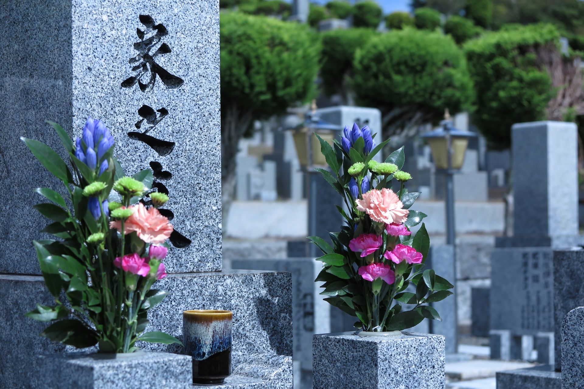 お墓は何人まで入れる？人数の目安と家族で一緒に入るための注意点とは