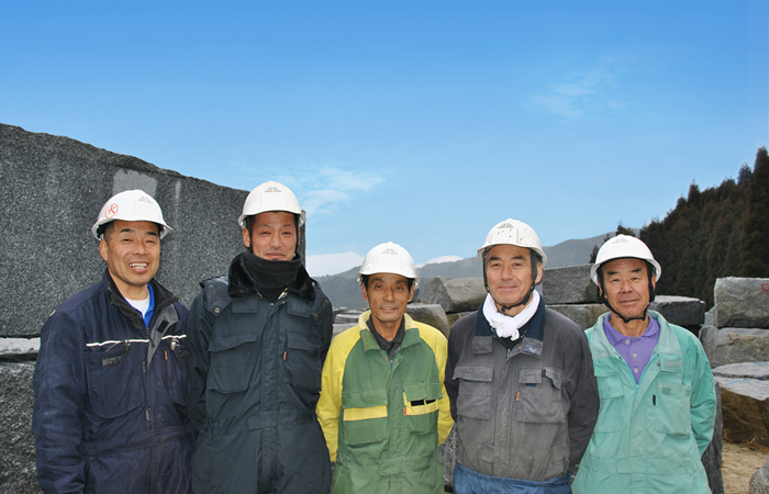 天山石採掘場の職人の写真